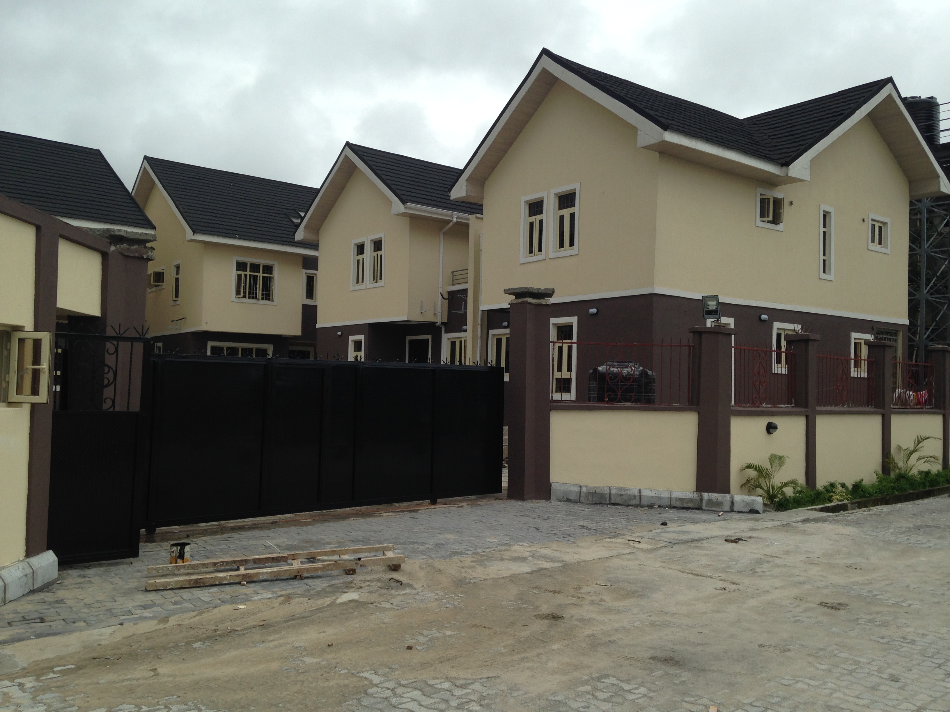  8-Unit of 2-bedrooms duplexes 
and 4-unit of 3-bedrooms 
duplexes for Mr. Tony Ikpea at 
Lekki-Epe Expressway, Lagos